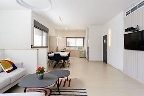 Elegant Duplex with XL Patio by FeelHome