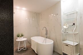 High Class Condo at Marina by FeelHome