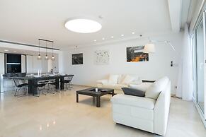 High Class Condo at Marina by FeelHome