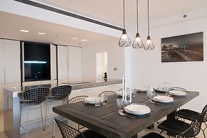High Class Condo at Marina by FeelHome