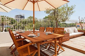 Terrace & View on Dallal square by FeelHome