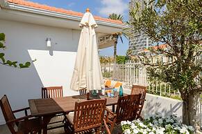 Terrace & View on Dallal square by FeelHome