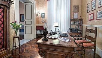 Lady Mary's Tribunali Luxury Suite