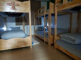 Buzz Guest House - Hostel