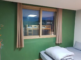 Buzz Guest House - Hostel