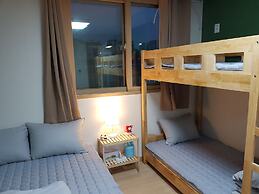 Buzz Guest House - Hostel