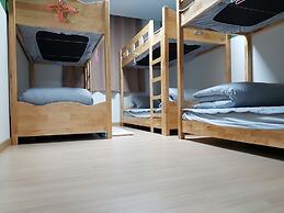 Buzz Guest House - Hostel