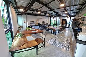 33 Poshtel