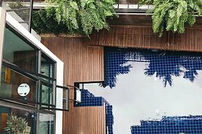 33 Poshtel