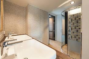 33 Poshtel