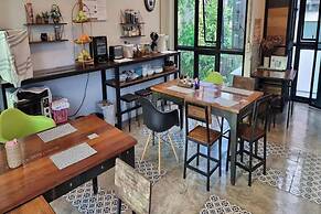 33 Poshtel