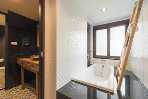 33 Poshtel