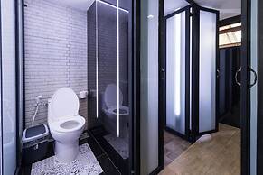 33 Poshtel