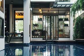 33 Poshtel