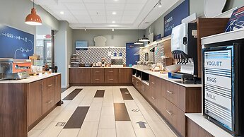 Holiday Inn Express & Suites Macon North