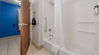 Holiday Inn Express & Suites Macon North