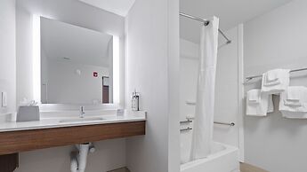 Holiday Inn Express & Suites Macon North