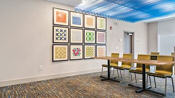 Holiday Inn Express & Suites Macon North