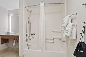 Holiday Inn Express & Suites Macon North