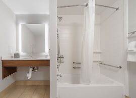 Holiday Inn Express & Suites Macon North