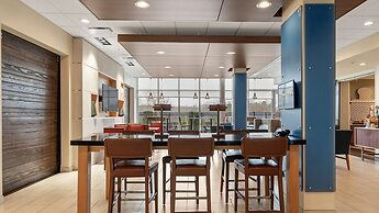 Holiday Inn Express & Suites Macon North