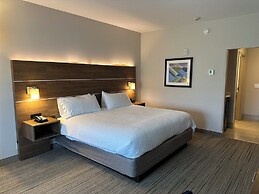 Holiday Inn Express & Suites Macon North