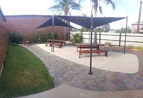 Town House Motor Inn