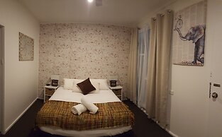 Town House Motor Inn