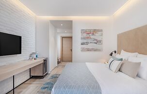 Lazure Hotel and Marina