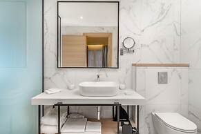 Lazure Hotel and Marina