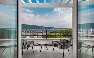 Lazure Hotel and Marina