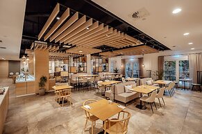 Lazure Hotel and Marina