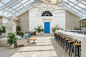 Lazure Hotel and Marina