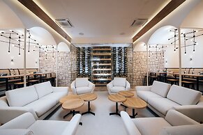 Lazure Hotel and Marina