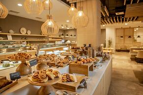 Lazure Hotel and Marina