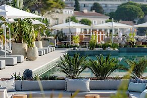 Lazure Hotel and Marina