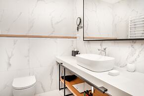 Lazure Hotel and Marina