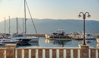 Lazure Hotel and Marina