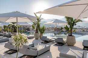 Lazure Hotel and Marina