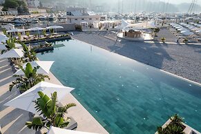 Lazure Hotel and Marina