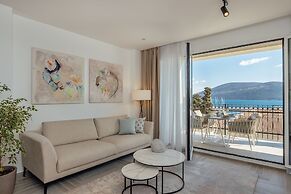 Lazure Hotel and Marina