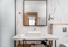 Lazure Hotel and Marina