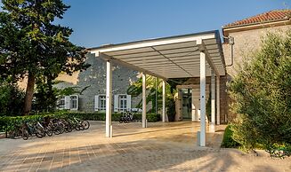 Lazure Hotel and Marina