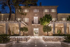 Lazure Hotel and Marina