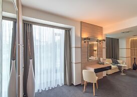 Hotel ZENA beauty & shopping center