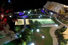 Red Mango Apartment Hotel