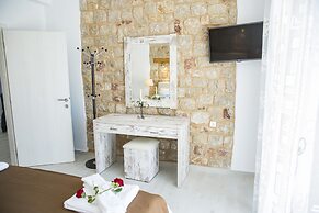 Haraki Stone Apartments