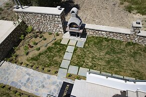 Haraki Stone Apartments