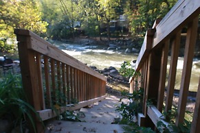 The Riverside Lodge at Chimney Rock