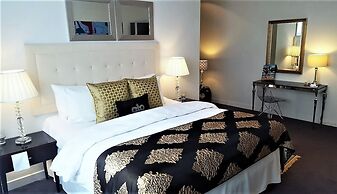 MONDRIAN Luxury Suites UNESCO Old Town
